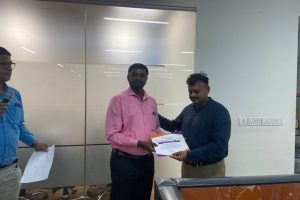 Bala of Namakkal receiving the award for highest business